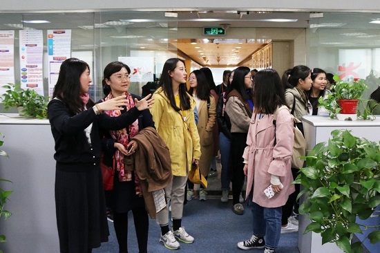 必威betway师生走进高教社照片2.jpg
