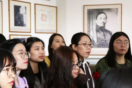 必威betway师生参观北大红楼照片1.jpg